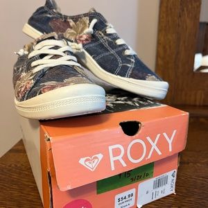 Never worn adorable casual Roxy sneakers. Size 10.